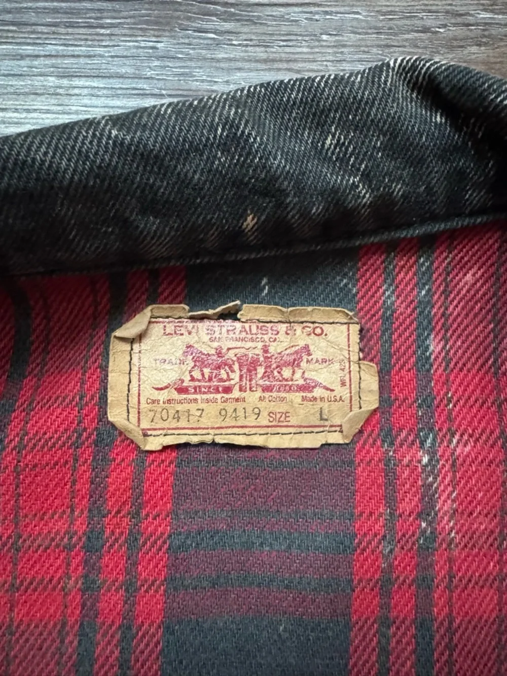 Levi's Black Acid-Wash Denim Jacket with Red Plaid Lining - Picture 4 of 5